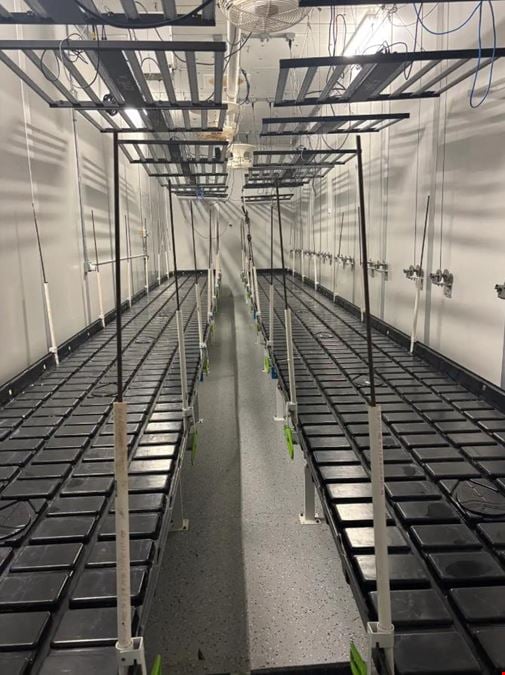 High Bay Warehouse with Overhead Door Access