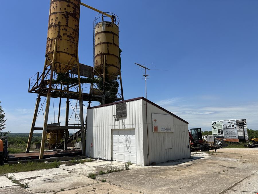 5,040 SF Warehouse & Contractor Yard for Lease with 2.42 Acres on Highway 65