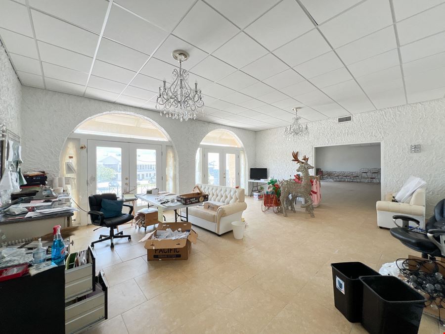 Versatile Second-Floor Space Near Lakeside Shopping Center