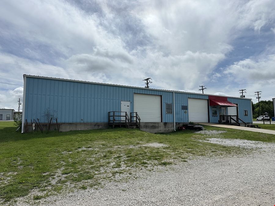 5,000 SF Office / Warehouse Building For Lease in Nixa