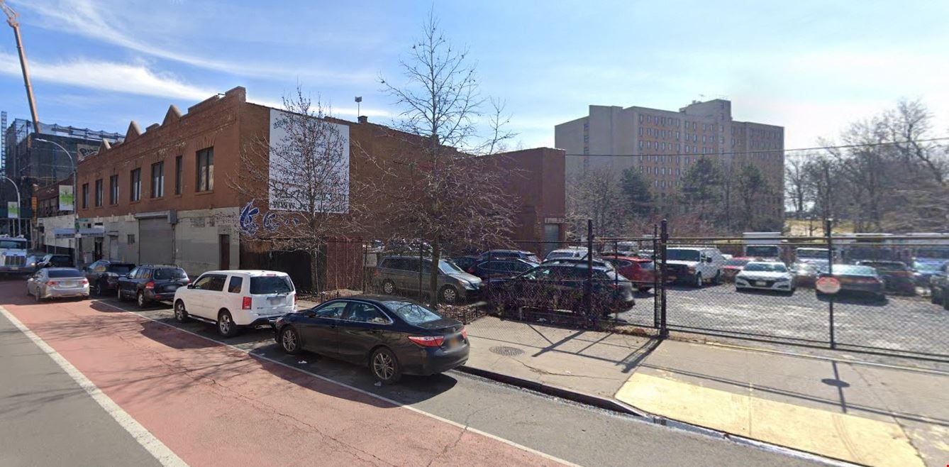 2800 Webster Ave