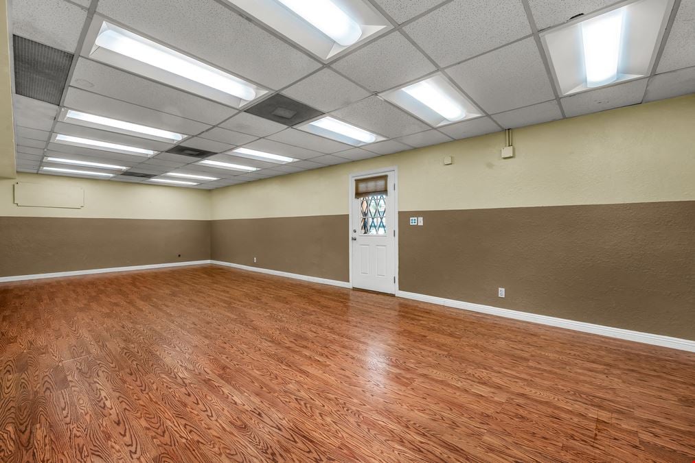 Office/Retail Freestanding Building with lots of parking
