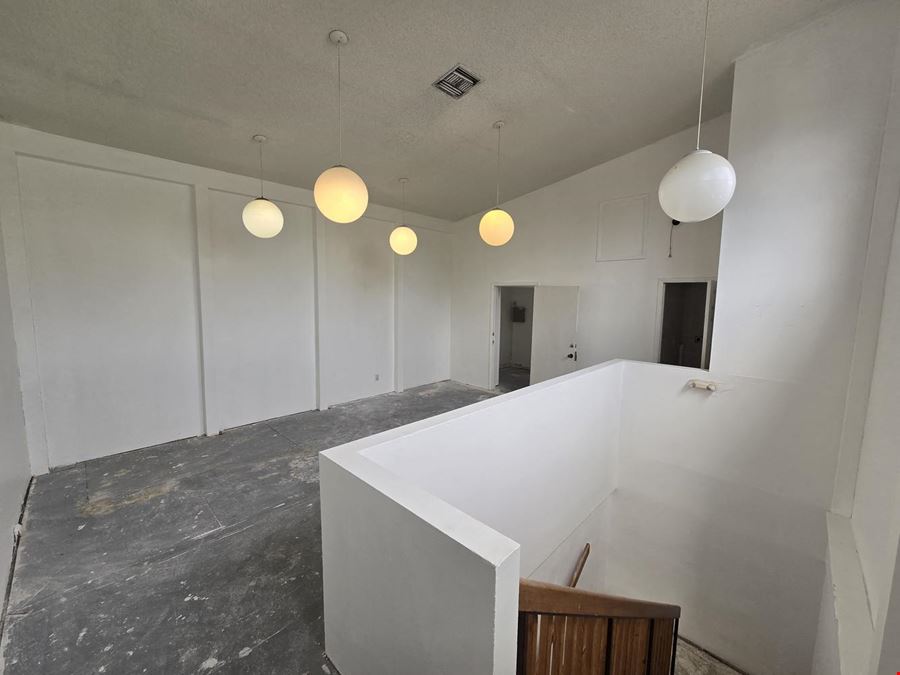 Unique 2nd floor 1400 +/- SQFT office space