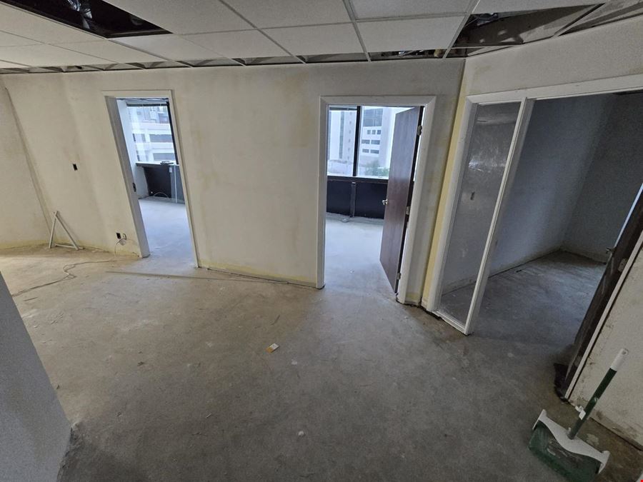 PREMIER OFFICE: Amazing opportunity to lease!