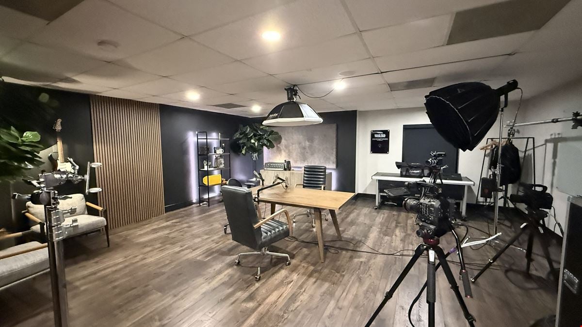 11213 Outlet Drive-First Class Flex Space