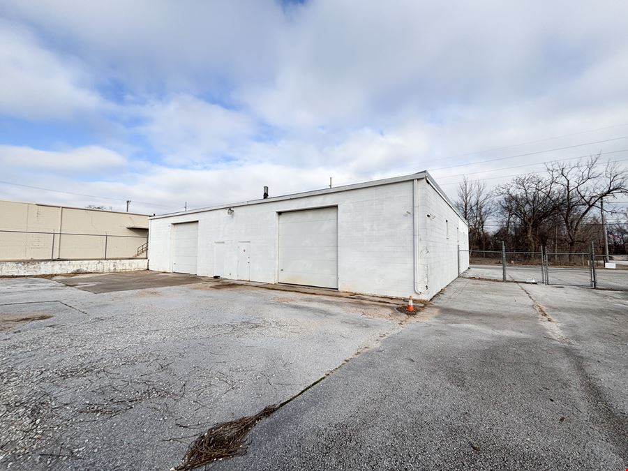 4,900 SF Shop Building for Lease with Fenced Yard