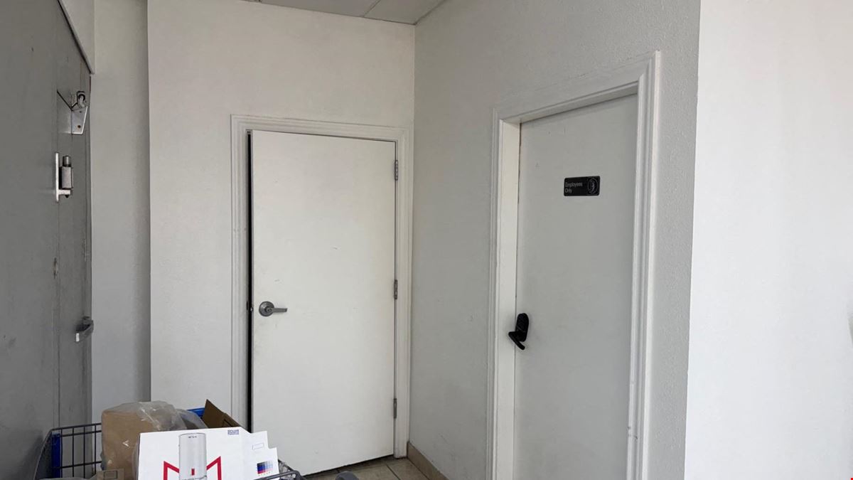 3,272 SF Convenience Store For Sale