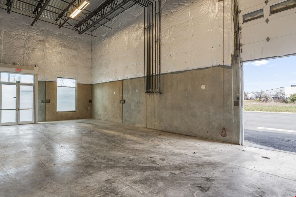 DULLES GATEWAY FLEX INDUSTRIAL - SHOWROOM FOR LEASE