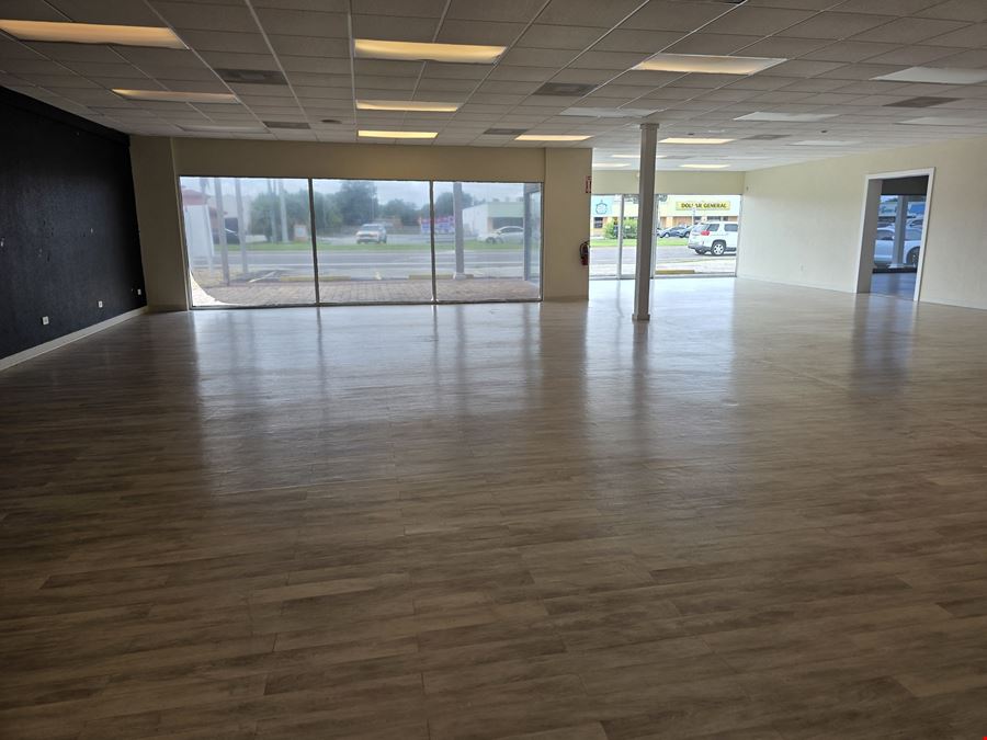 Freestanding Retail / Showroom Opportunity on US-192