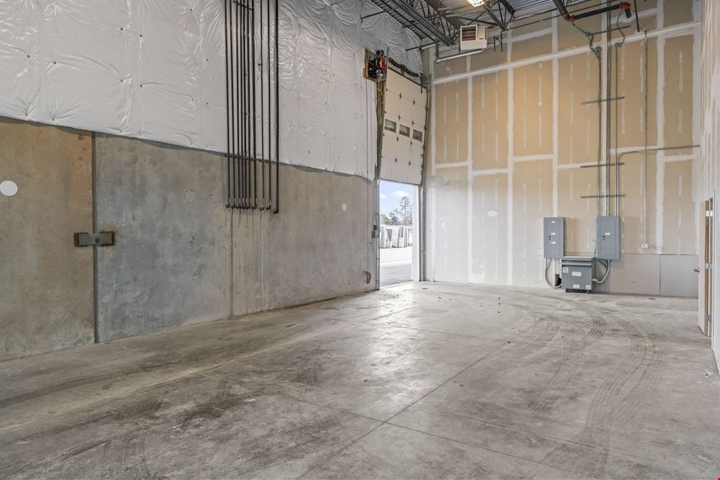 DULLES GATEWAY FLEX INDUSTRIAL - SHOWROOM FOR LEASE