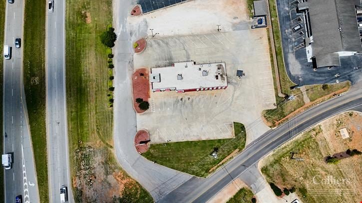 ±3,520-SF Restaurant with Convenient Access Off I-85