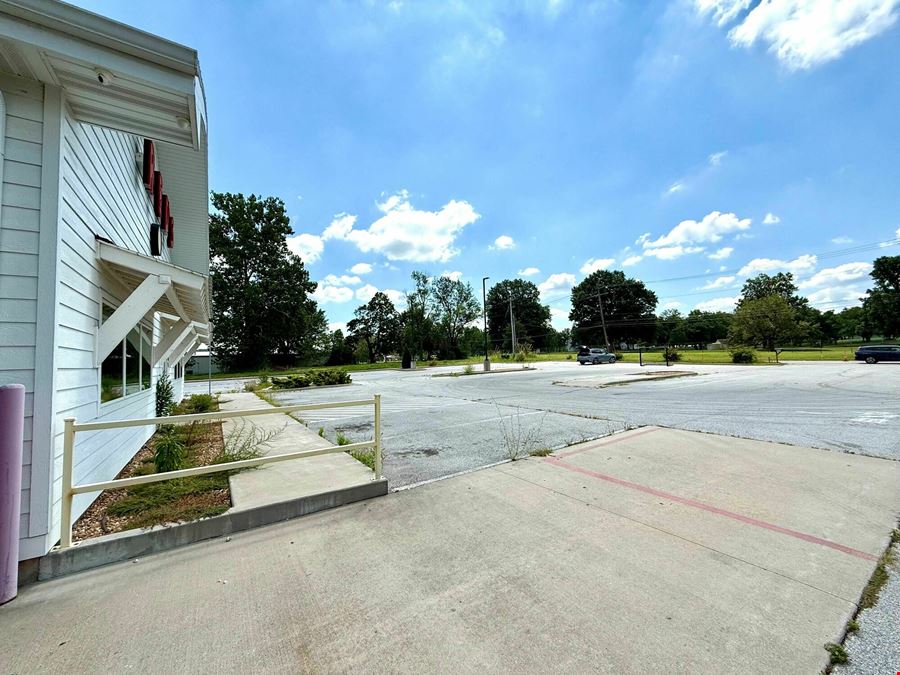 4,568' Restaurant For Sale with Drive Thru on Sunshine Street