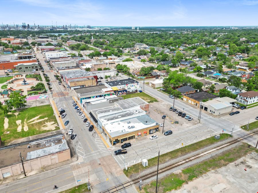 Turnkey Retail Center in Baytown – High-Traffic, Income-Producing Leased Units