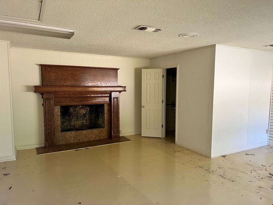 1,780 SF Building For Retail/Office Use