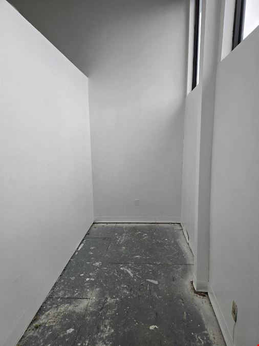 Unique 2nd floor 1400 +/- SQFT office space