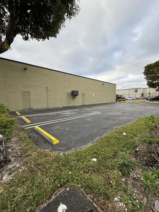 7278 NW 25th St - 6,400 SF