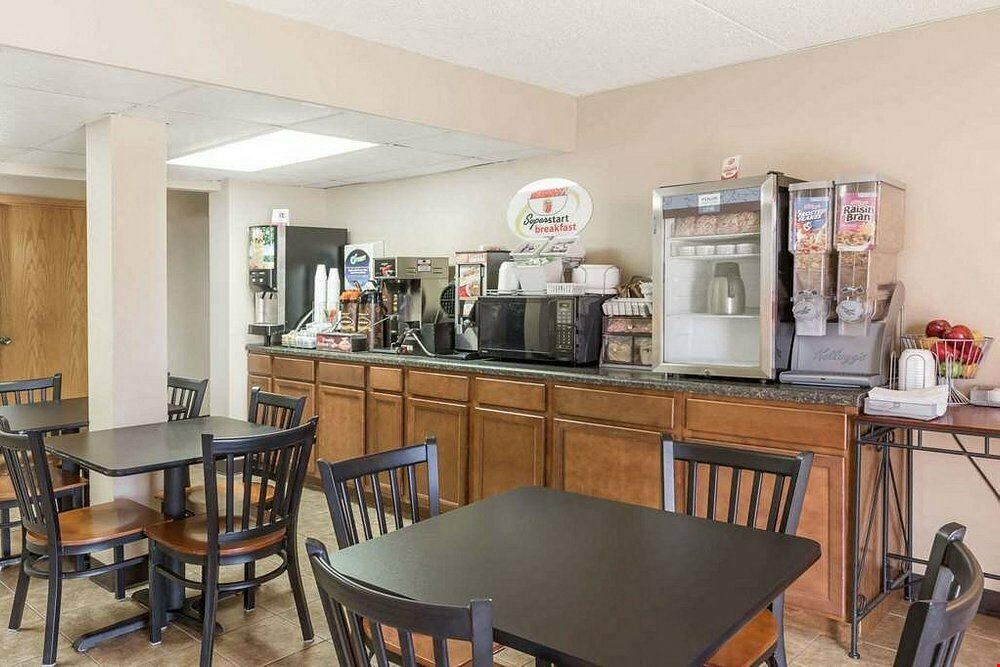 Super 8 by Wyndham (Combined with Econolodge by Choice Hotels in Luverne, MN)