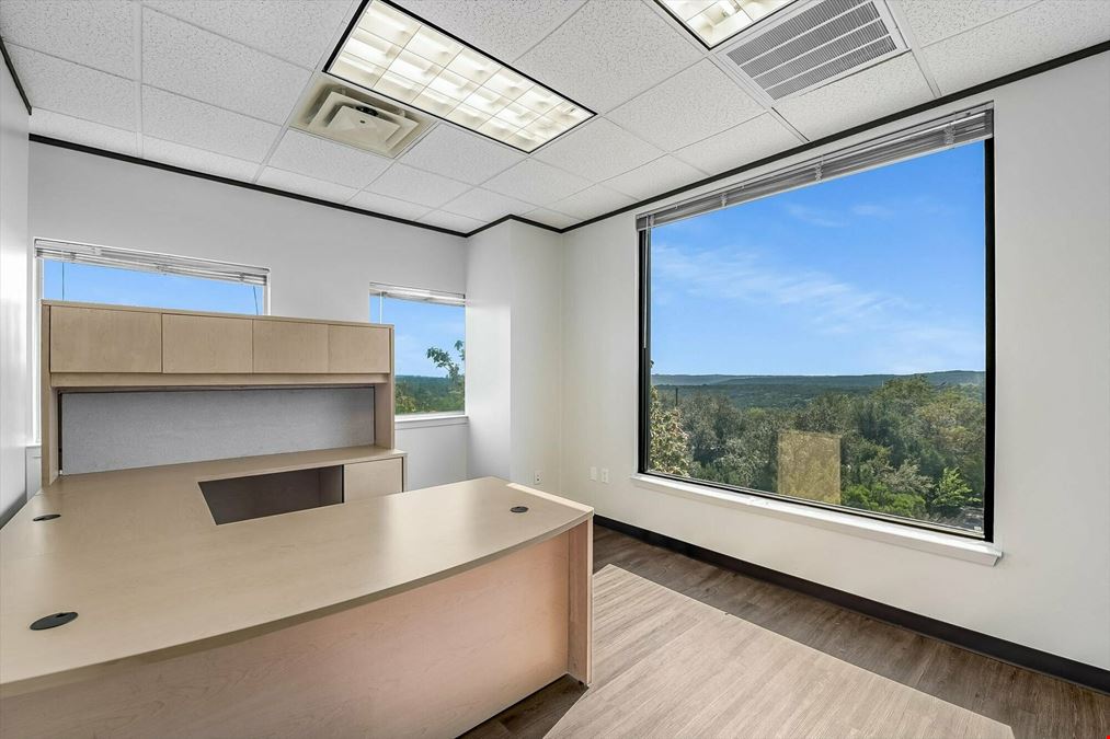 7 Lakeway Centre CT