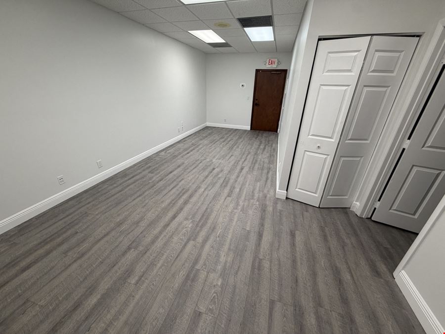 880 SF Suite 207 Professional and Medical Office Space