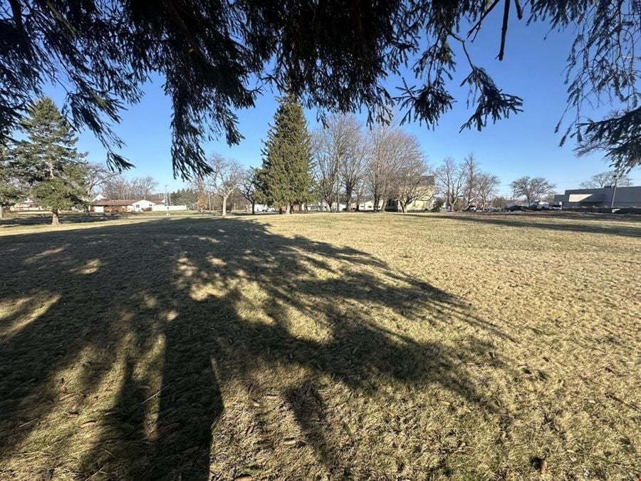 435 East Main Rd - 4,024+/- Rental Home on 2.5+/- Acres Vacant Land