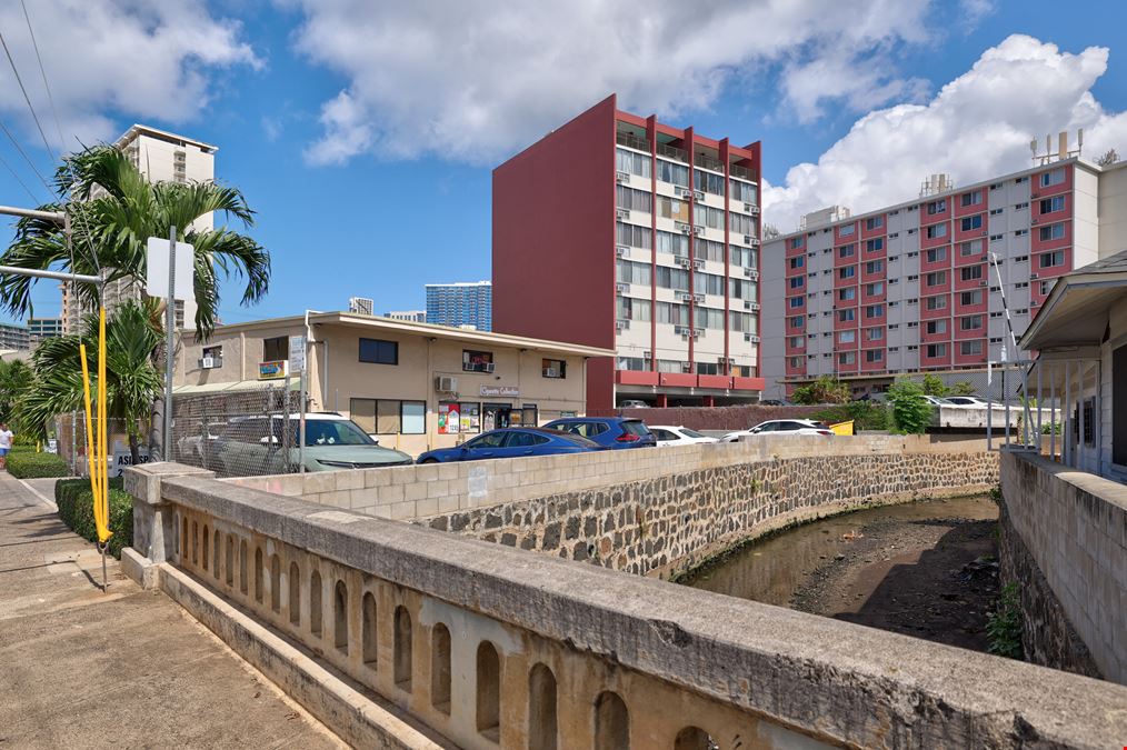 1694 Kalakaua Ave