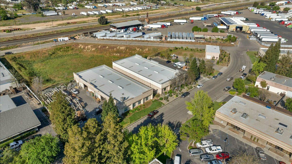 Move-In Ready Office/Warehouse in NW Fresno