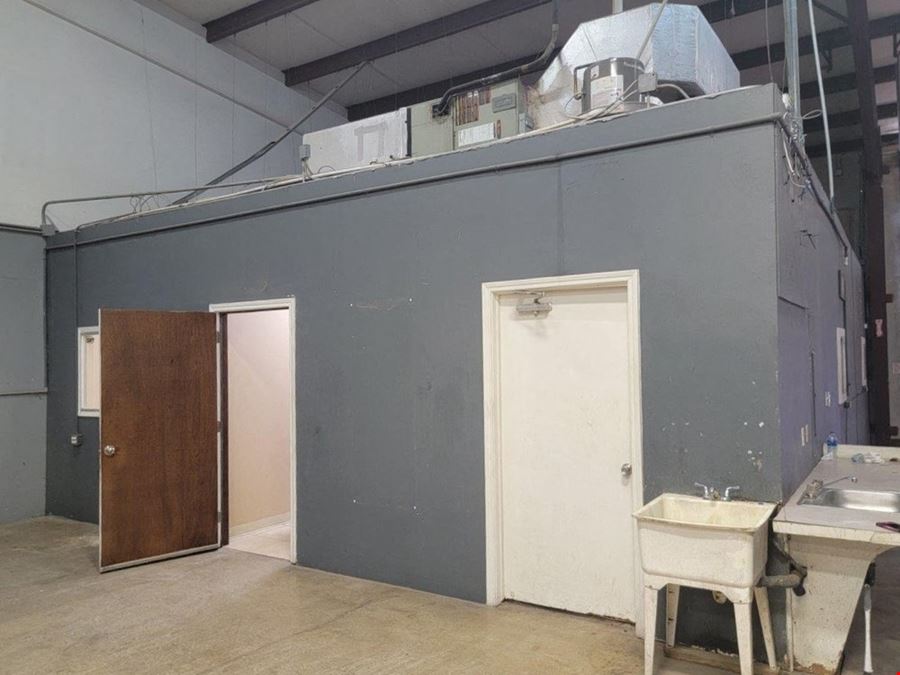 Showroom Warehouse 1001-C