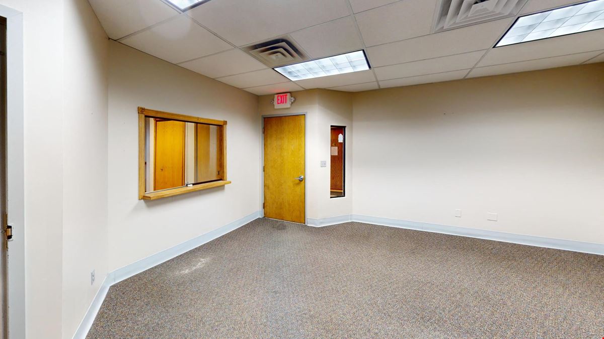 1225 W Grand River