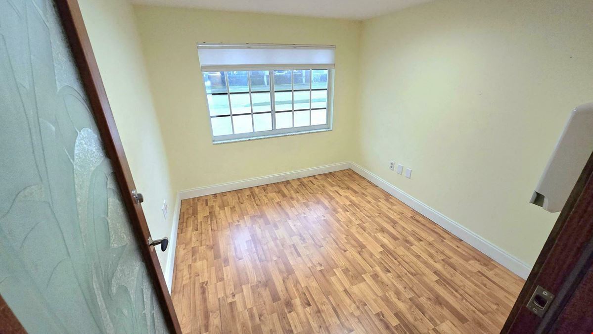 Freestanding Medical Office near Sarasota Memorial!