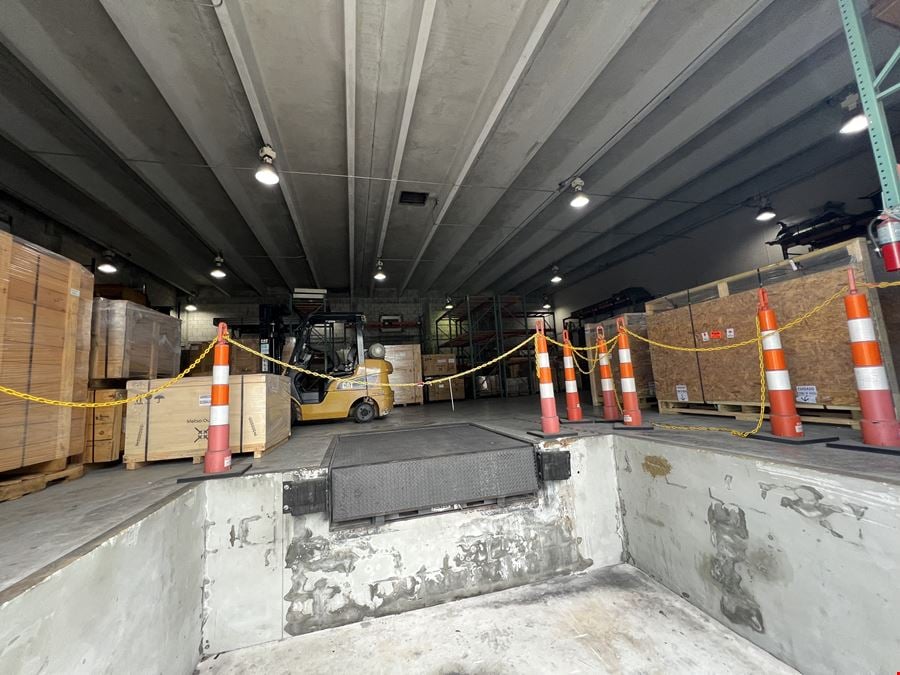 Dock Warehouse in Fingerlakes Miami Airport West Industrial Market