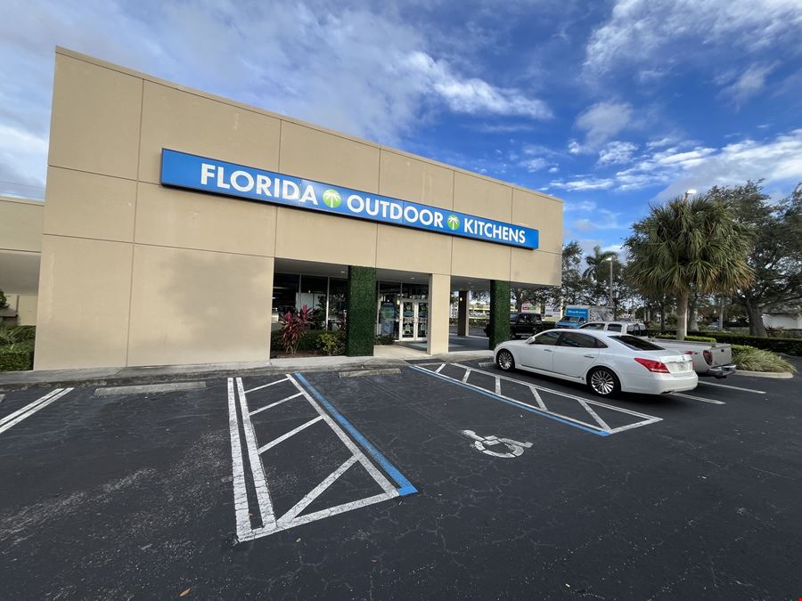 Prime Out Parcel Available for Lease: Retail, Restaurant, Medical, or Office ±3,868 SF
