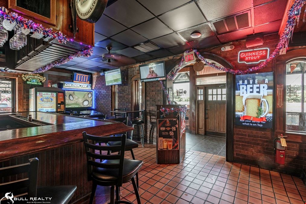 Neighborhood Restaurant & Bar Opportunity | True NNN Lease | 31 Year Operating History