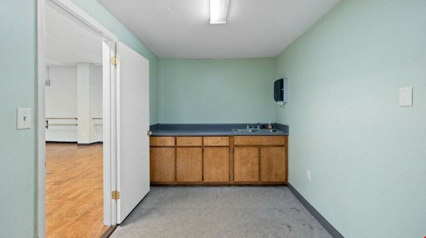 2221 S. Ferdon Blvd