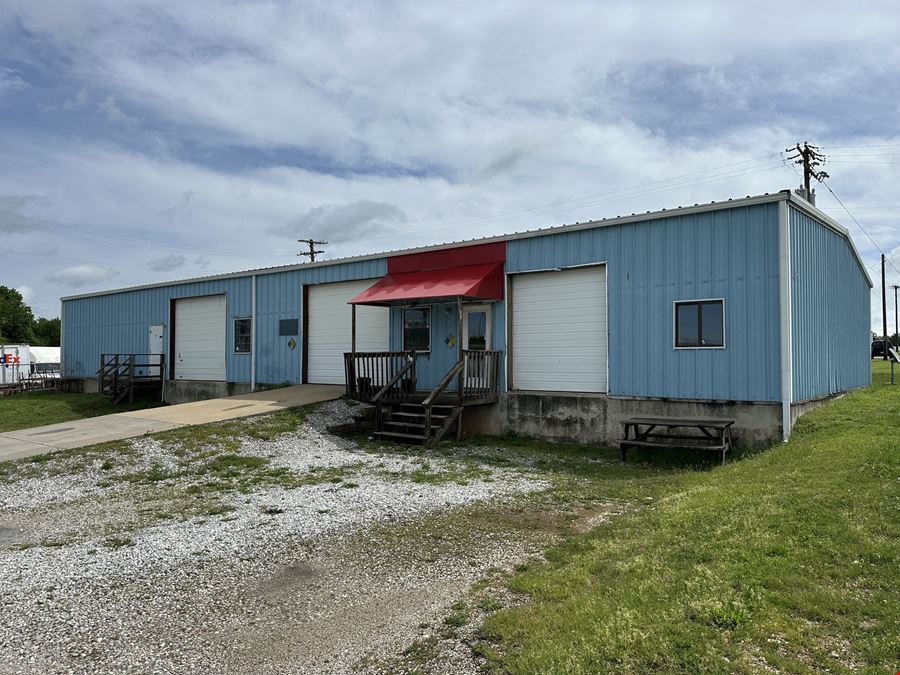 5,000 SF Office / Warehouse Building For Lease in Nixa