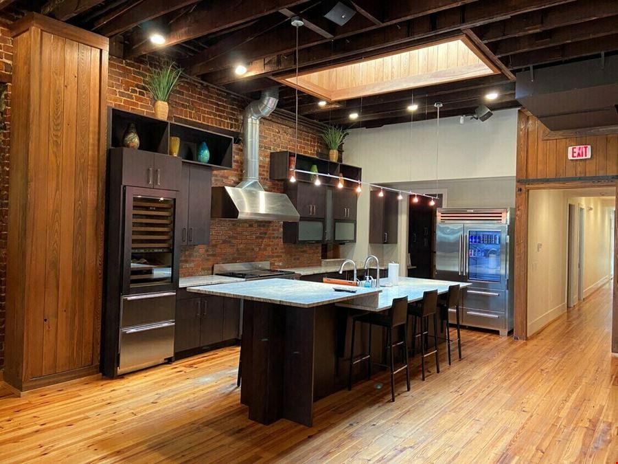 221 S Tryon St
