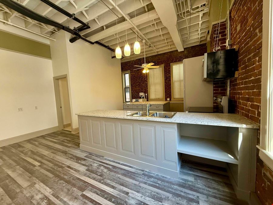 2,000 SF Retail/Executive Office on Park Central West Downtown Springfield