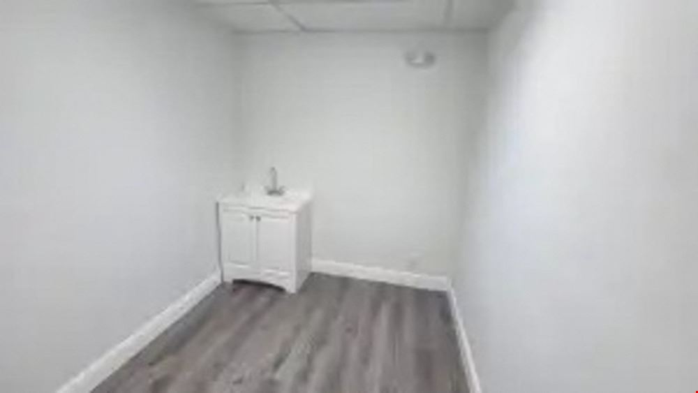 924 SF Suite 223 PROFESSIONAL & MEDICAL OFFICE SPACE FOR LEASE