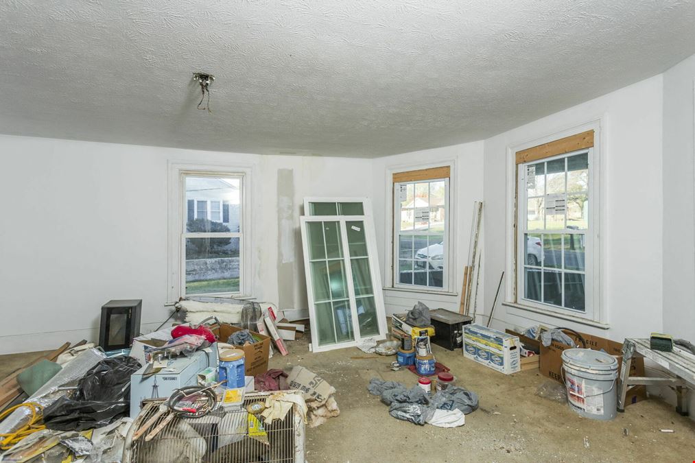 GREAT FOR INVESTORS OR REHAB SPECIALISTS | HOME ON LARGE LOT