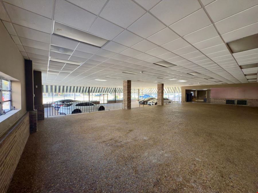 Versatile 15,440 SF Commercial Space with War