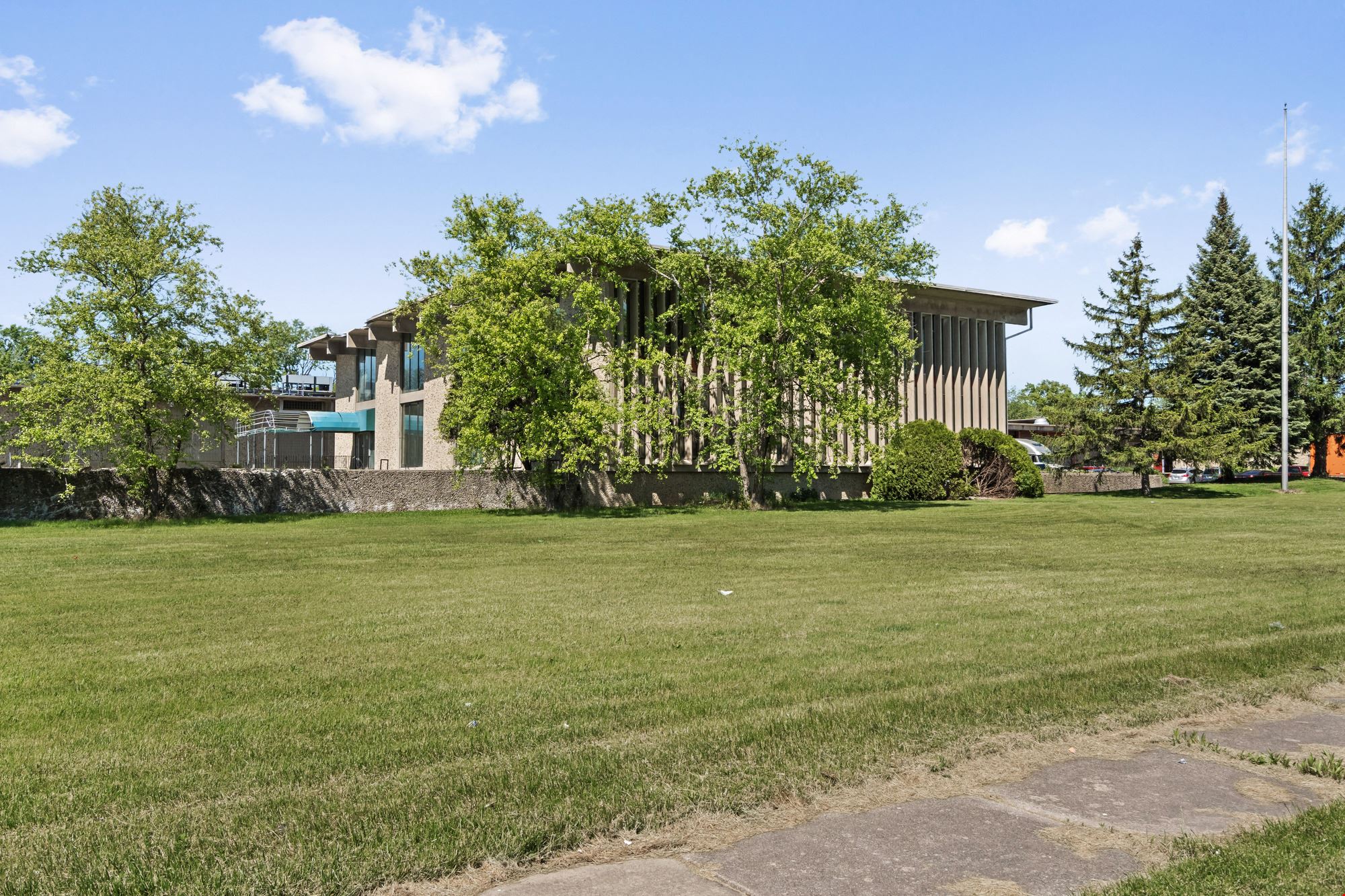 ±123,600 SF Warehouse & Office on 7.0 AC | Incentives