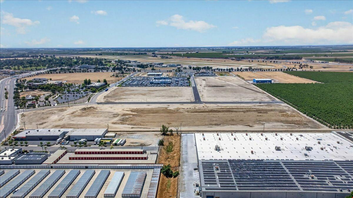 ±9.82-±13.41 AC Service Commercial Land Located Rapidly-Developing Area