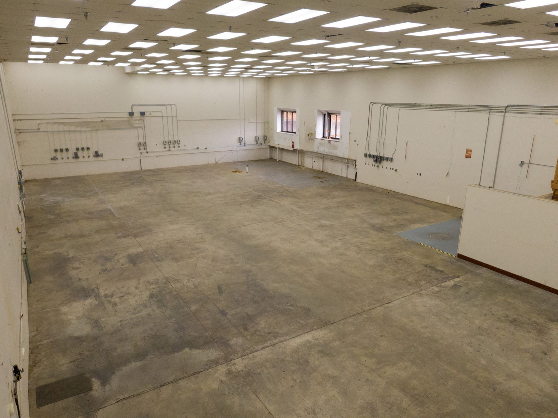 FOR LEASE -  4000, MEMORIAL PKWY - WAREHOUSE SPACE 54,000 SF