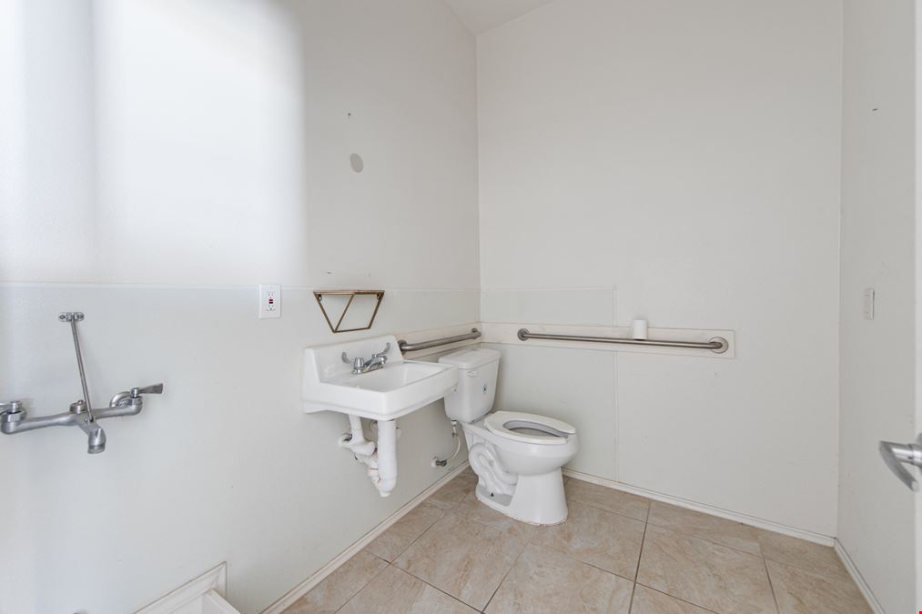2489 W Business 77