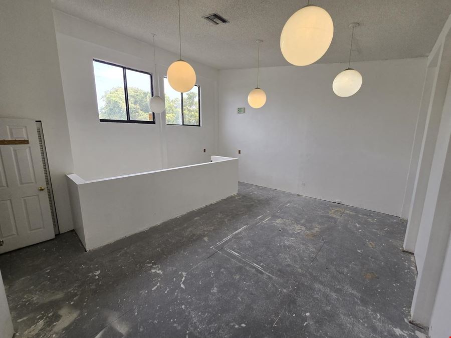 Unique 2nd floor 1400 +/- SQFT office space