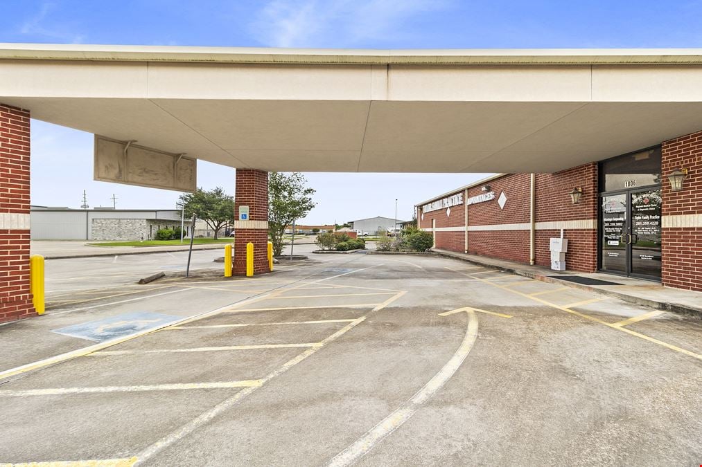 9,800 SF Class B Multi-Tenant Medical Office in Prime Humble Corridor –  High Visibility