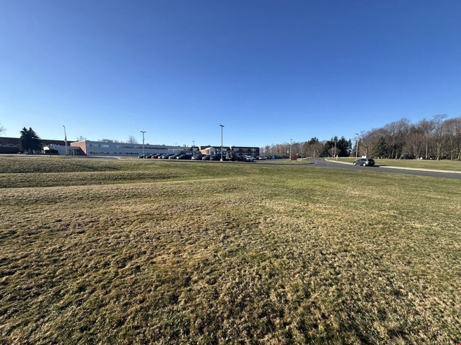 435 East Main Rd - 4,024+/- Rental Home on 2.5+/- Acres Vacant Land