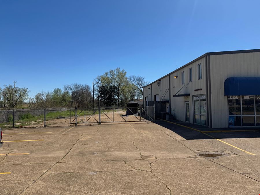 Heath Plaza 2058 - 2060 E Texas St.