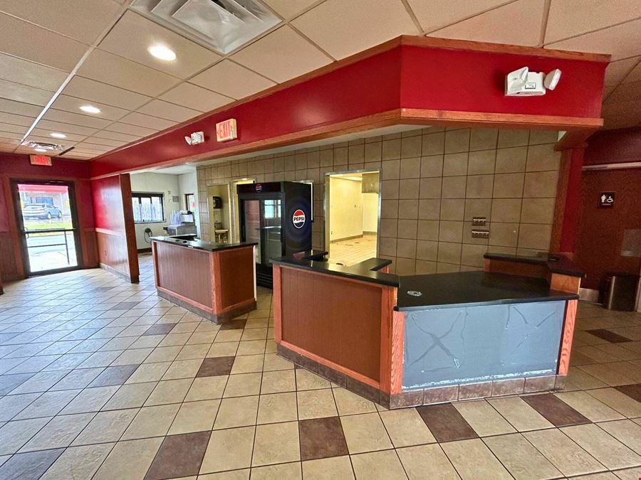 ±3,700 SF RETAIL SPACE FOR SALE OR LEASE IN NEOSHO MO