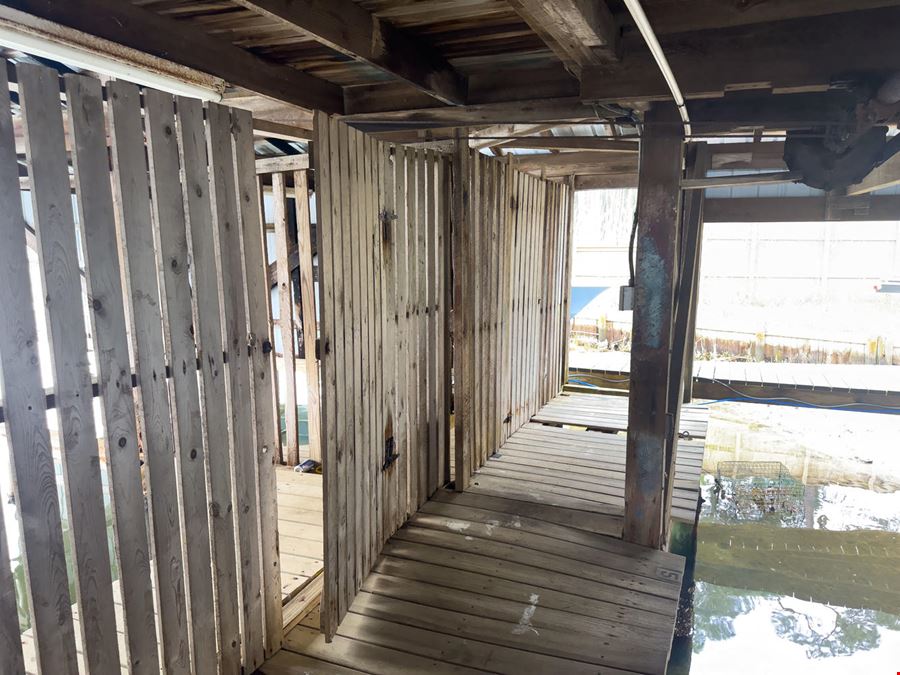Waterfront Commercial Opportunity| 4,992 SF |