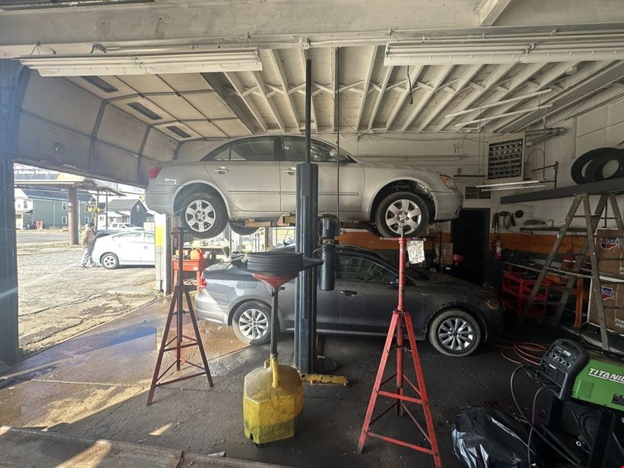 1423 South Park Ave - 1,620+/- SF Automotive/Used Car Lot